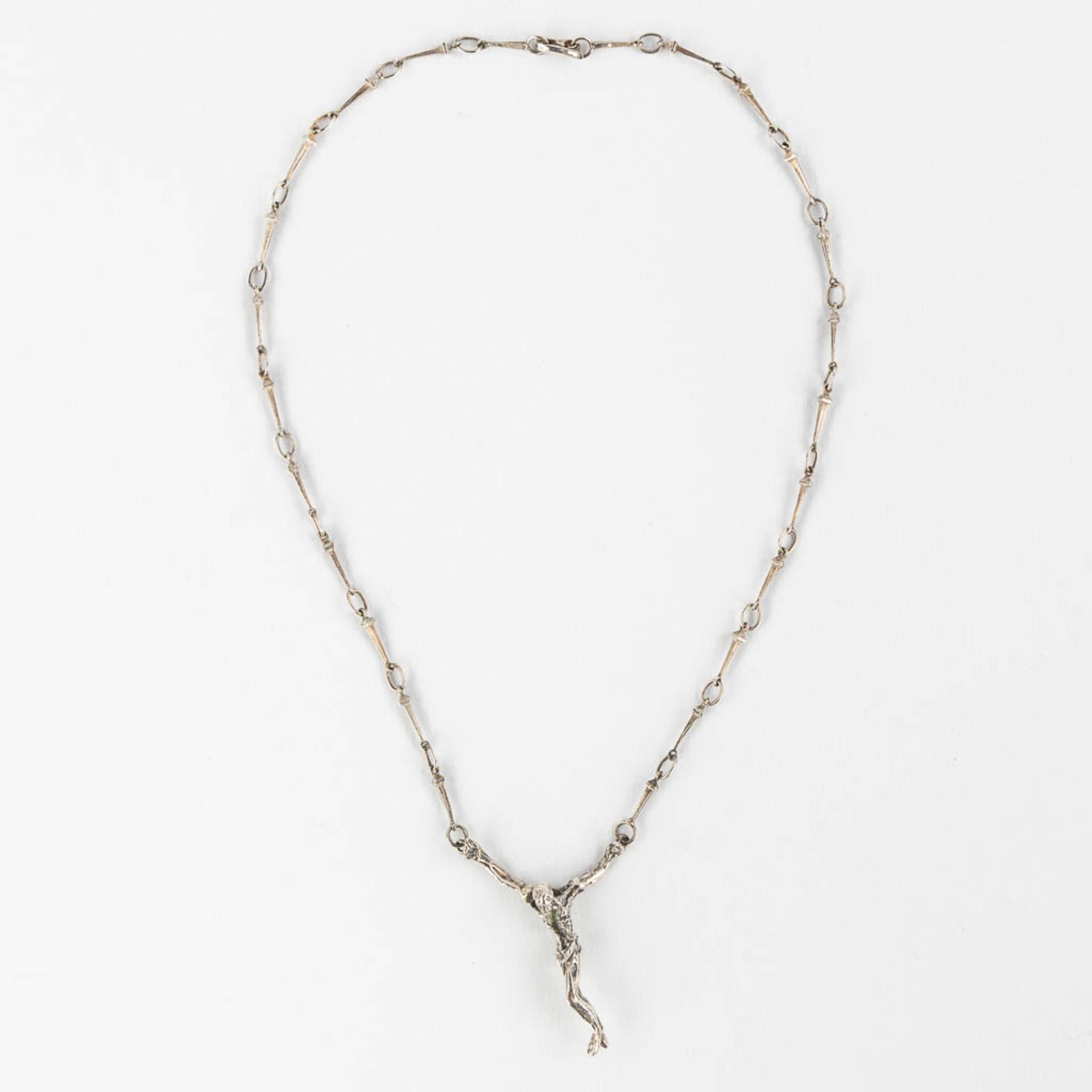 After Salvador DALI (1904-1989) 'Christo' a silver pendant. (L:44 cm) - Bild 3 aus 5