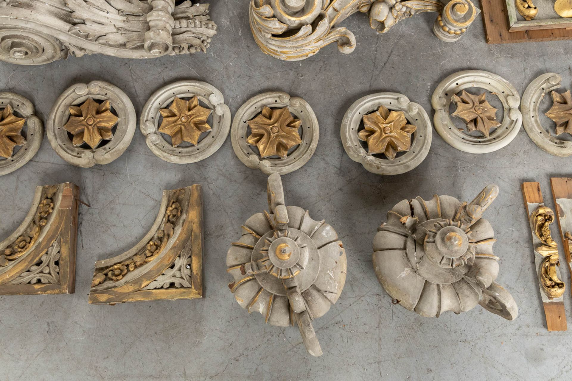 A large collection of sculptured wood parts and Architectural elements, 19th and 20th C. (L:116 cm) - Image 9 of 19