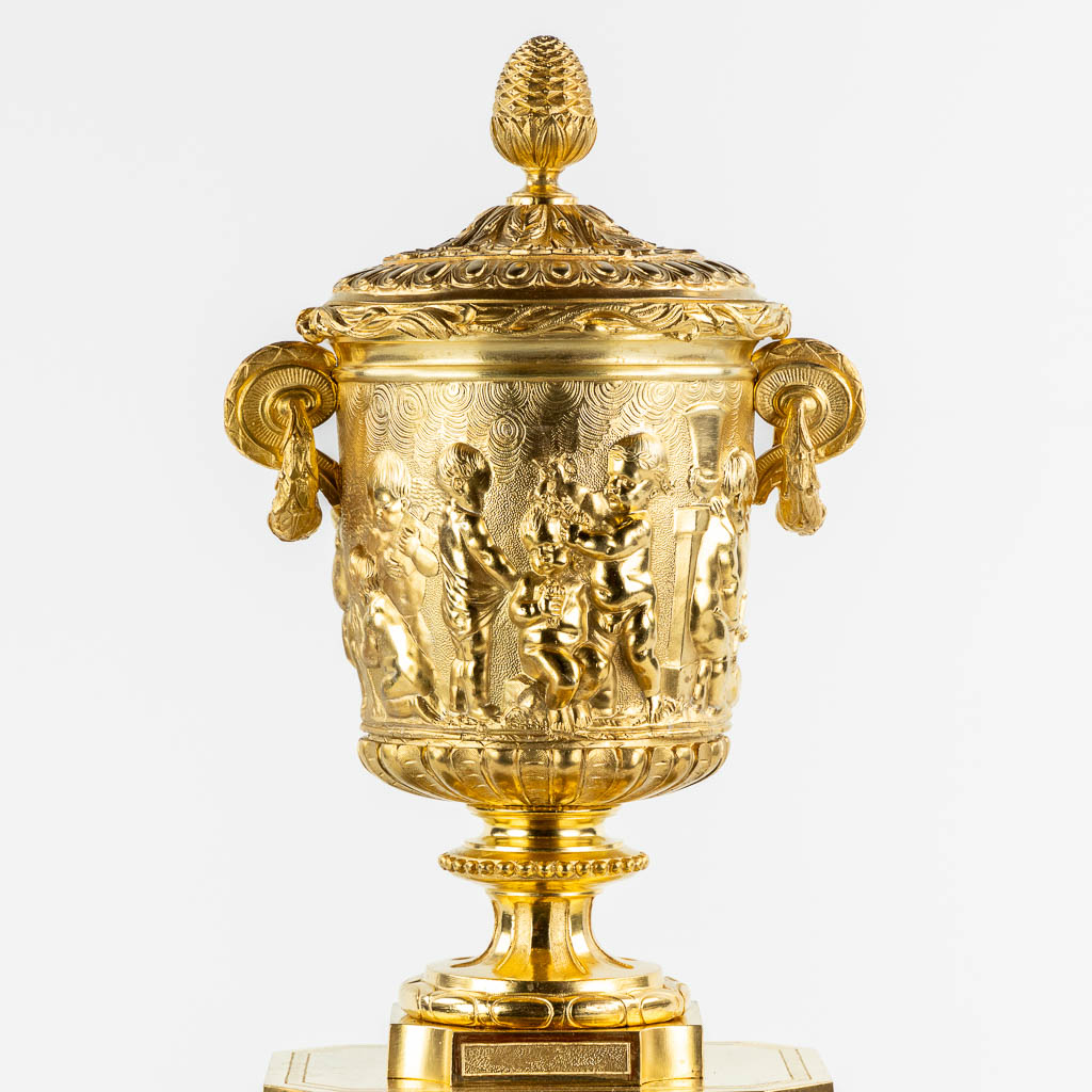 A gilt bronze mantle clock, richly decorated with putti, ram's heads and garlands in Louis XV style. - Image 8 of 16
