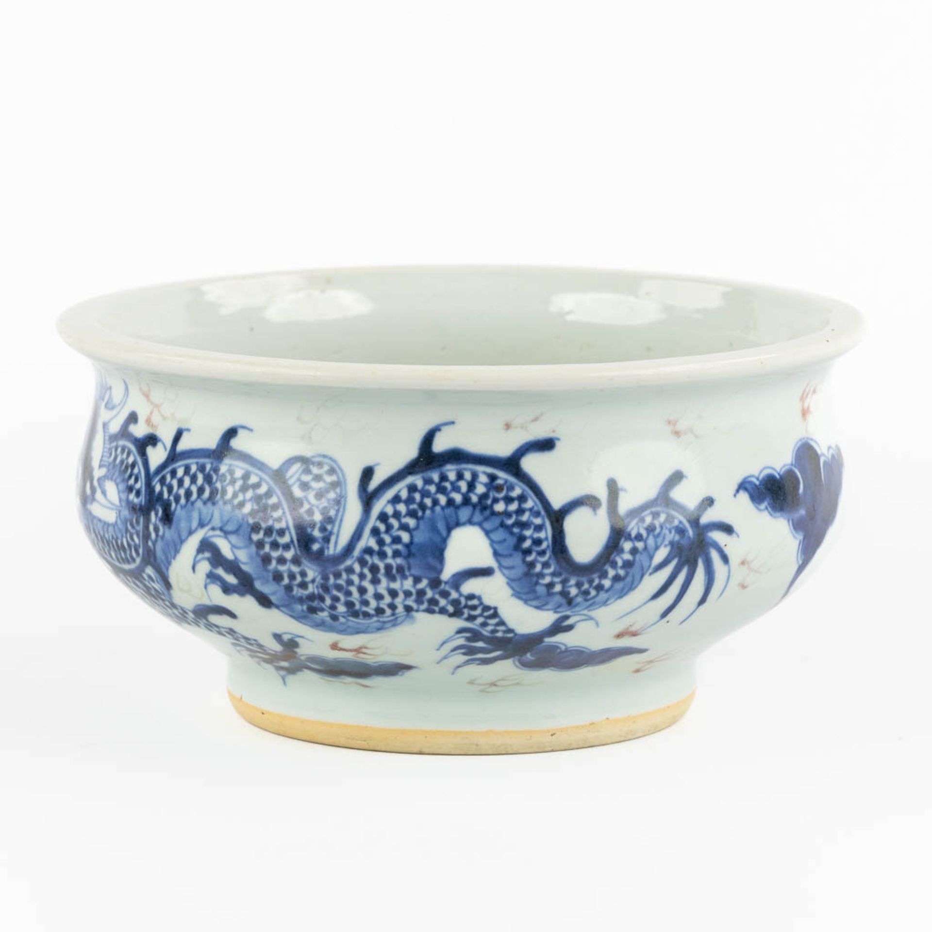 A Chinese cencer with a blue-white and red dragon decor. 19th C. (H:11 x D:21,5 cm) - Image 6 of 11