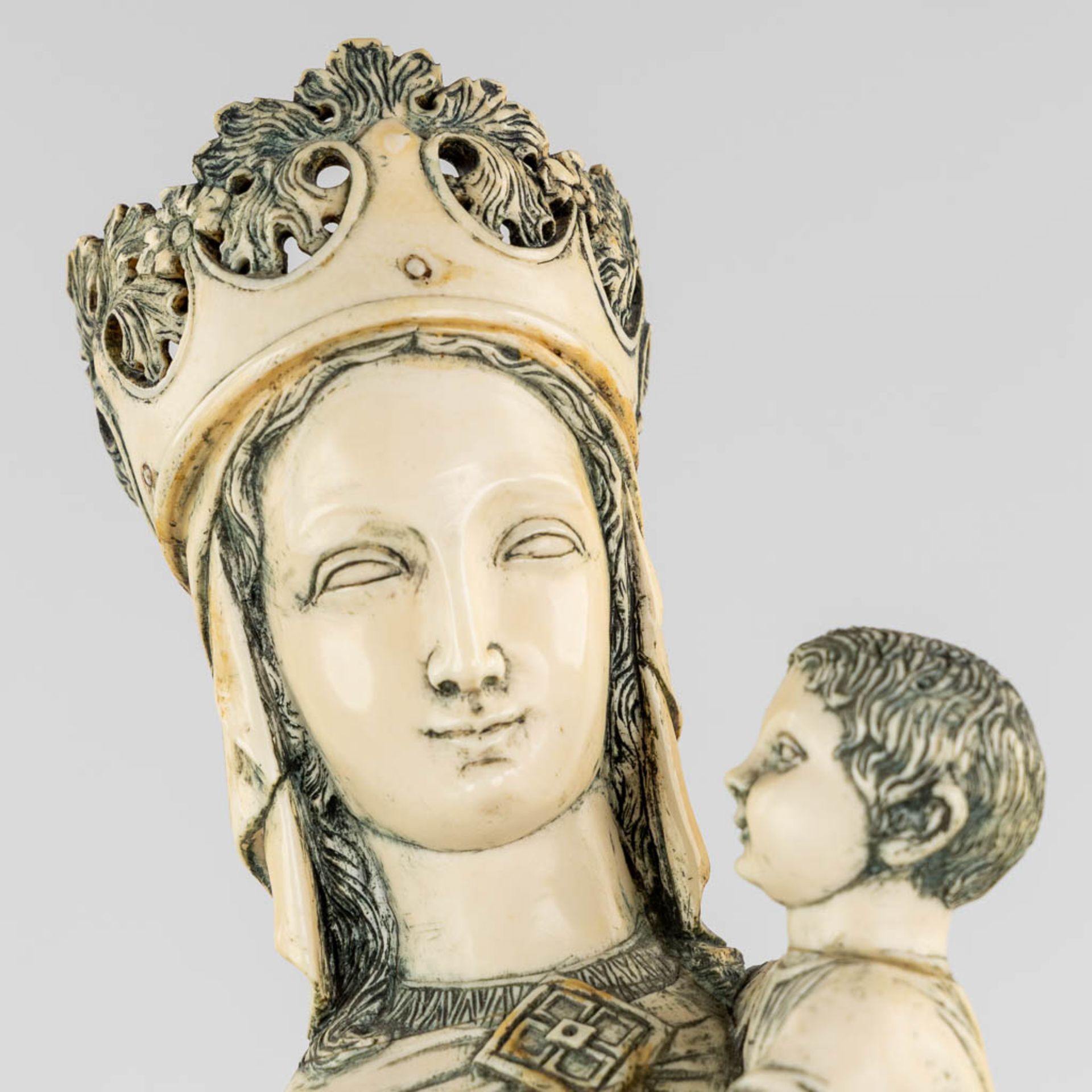 An antique sculpture of Madonna with a Child, Ivory, France. 19th C. (L:10,5 x W:14 x H:59 cm) - Image 7 of 11