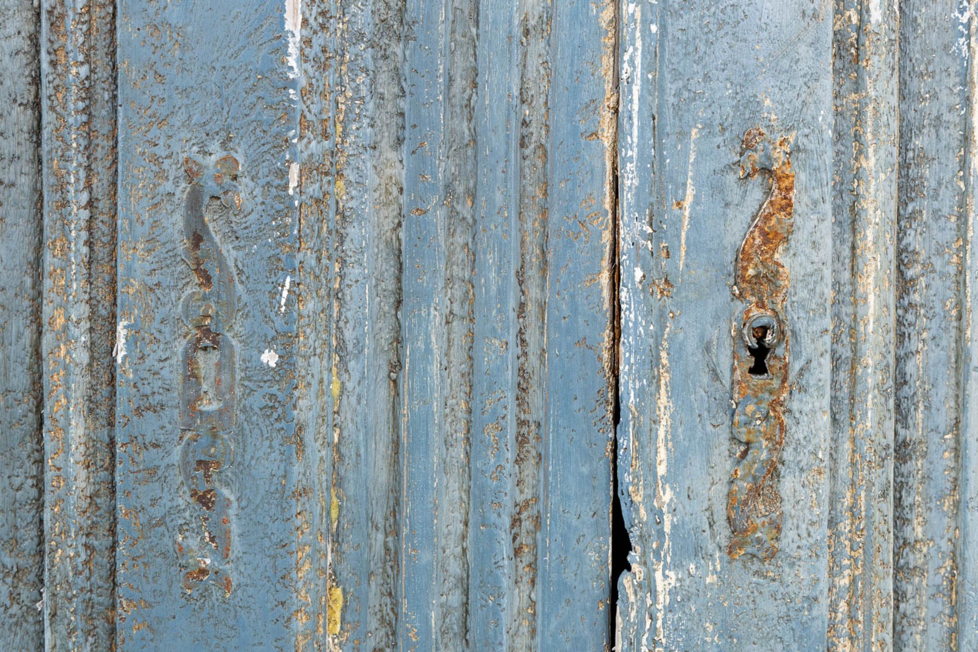 An antique commode, blue-patinated. 18th C. (L:63 x W:131 x H:100 cm) - Image 10 of 11