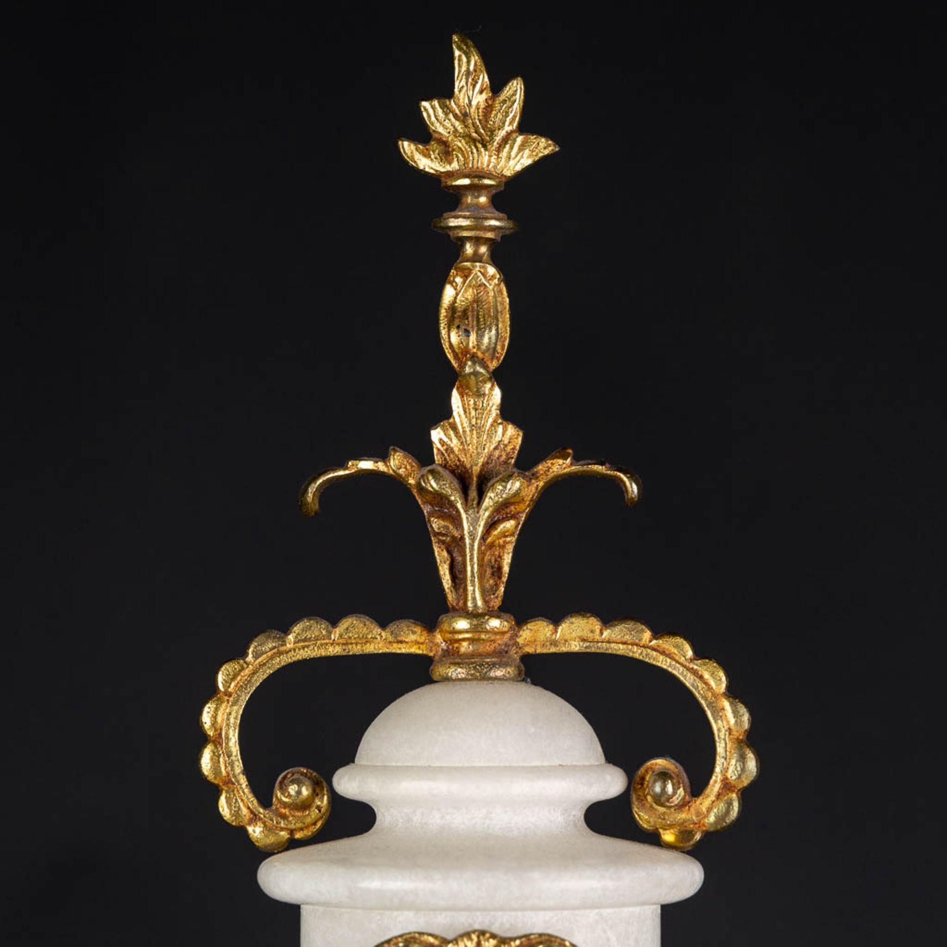 A column clock, brass and alabaster. 20th C. (L:13 x W:25 x H:60 cm) - Image 8 of 13