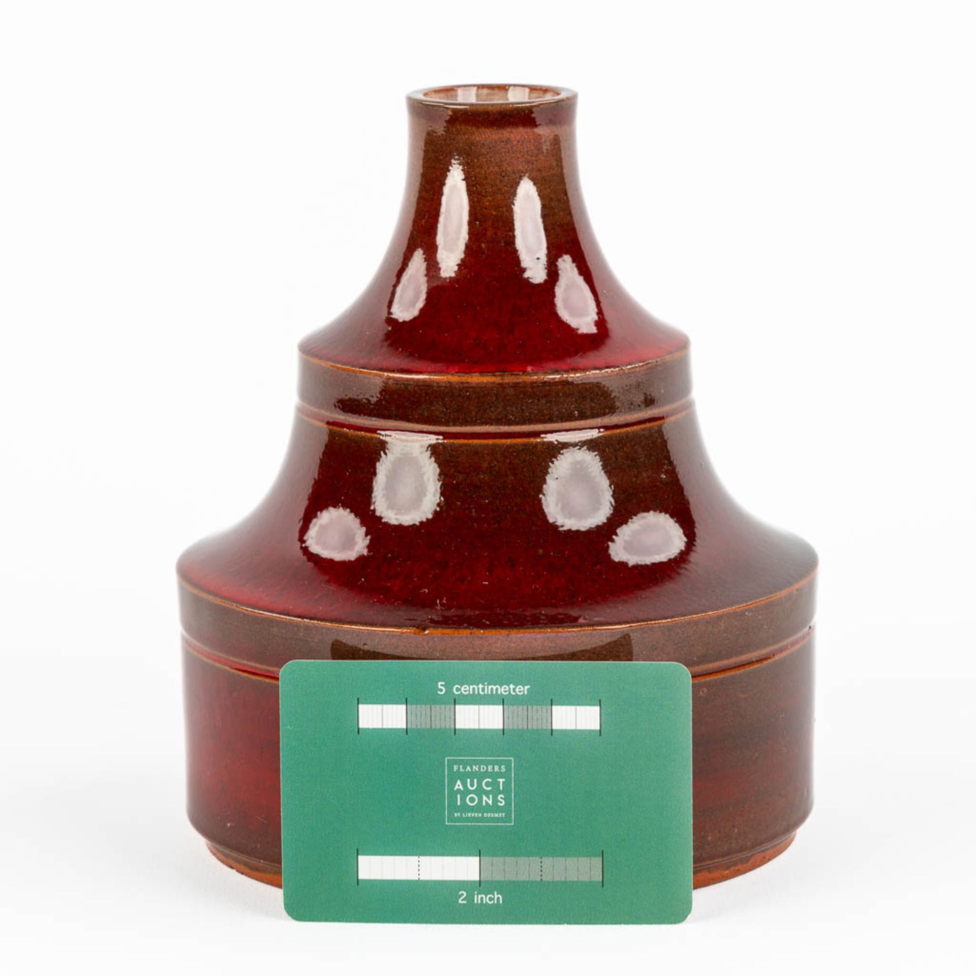 Elisabeth VANDEWEGHE (1946) 'Vase' red glazed ceramics for Perignem. (H:16 x D:14 cm) - Image 2 of 11