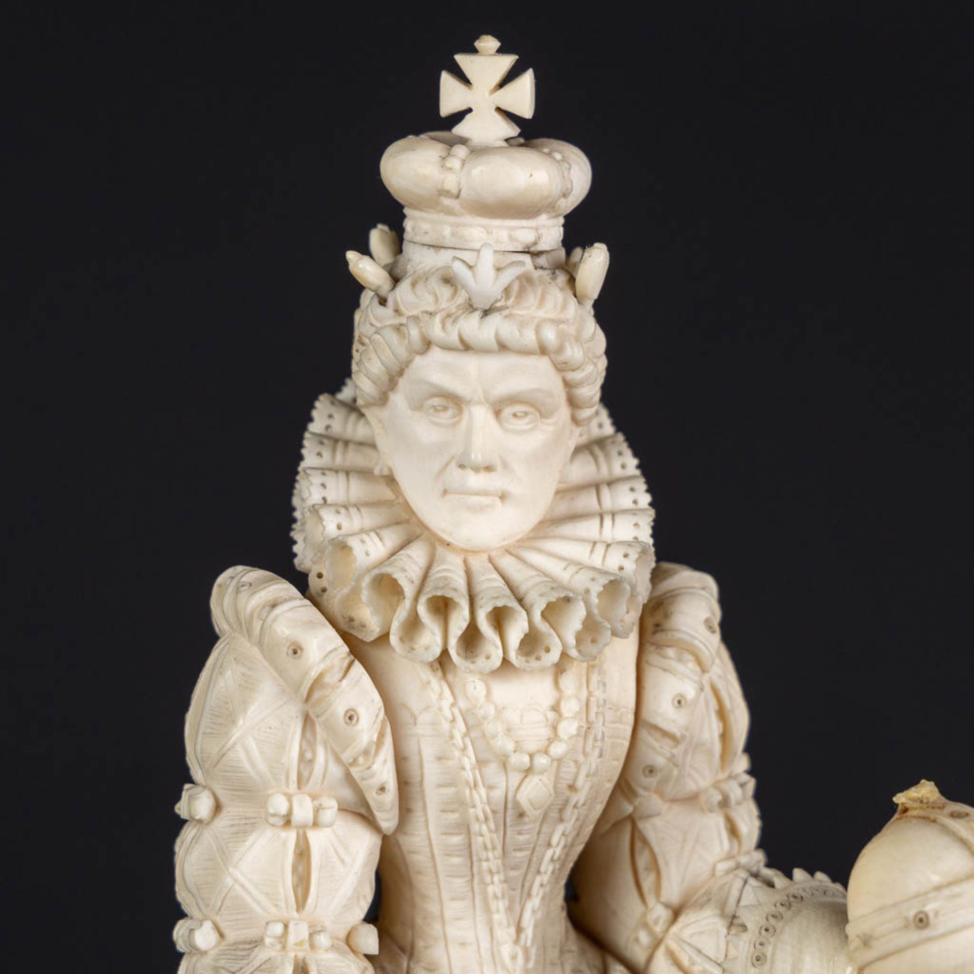 An antique ivory sculpture of Queen Elisabeth 1st, Dieppe, France, 19th C. (H:20,3 x D:6 cm) - Image 10 of 15