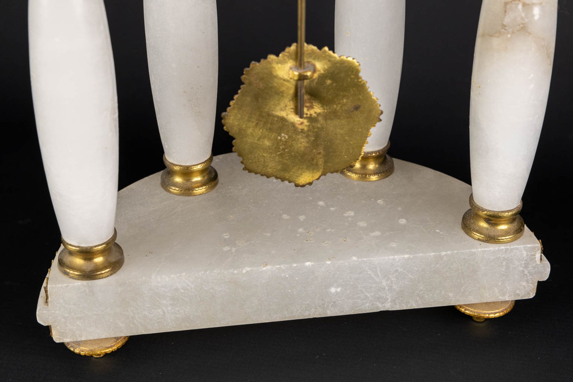 A column clock, brass and alabaster. 20th C. (L:13 x W:25 x H:60 cm) - Image 12 of 13