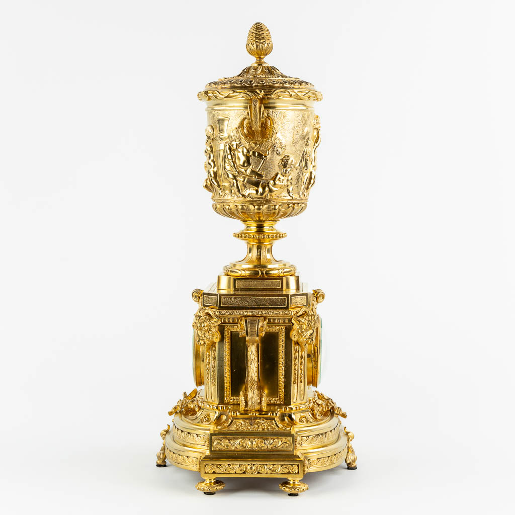 A gilt bronze mantle clock, richly decorated with putti, ram's heads and garlands in Louis XV style. - Image 7 of 16
