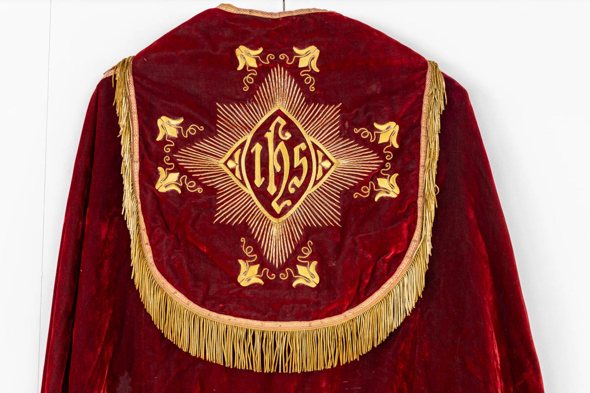 A cope, red velours decorated with a thick gold thread embroidered IHS logo.  - Bild 3 aus 18
