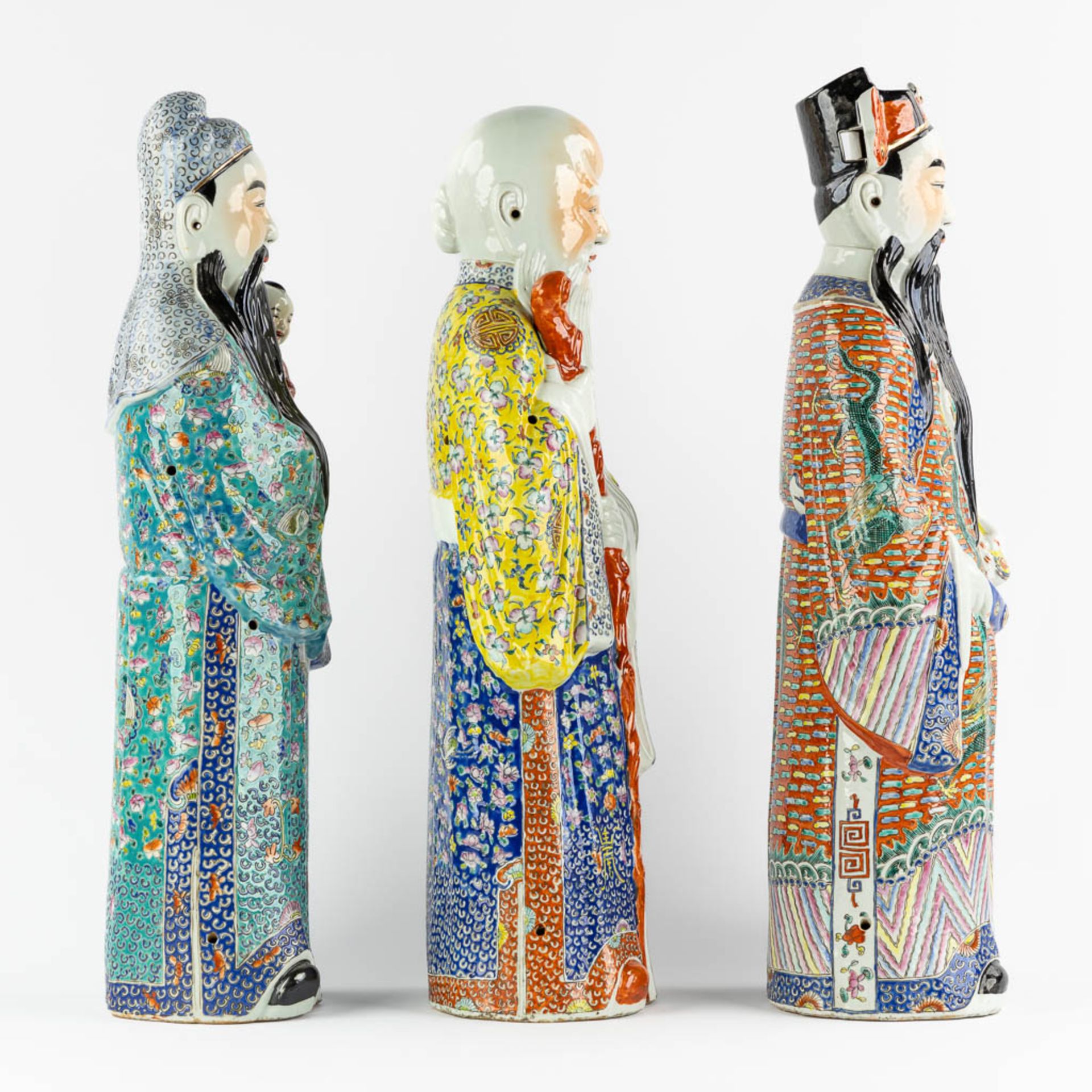 Three Chinese Famille Rose porcelain figurines of Fu, Lu and Shou. 20th C. (L:15 x W:20 x H:62,5 cm) - Image 6 of 17