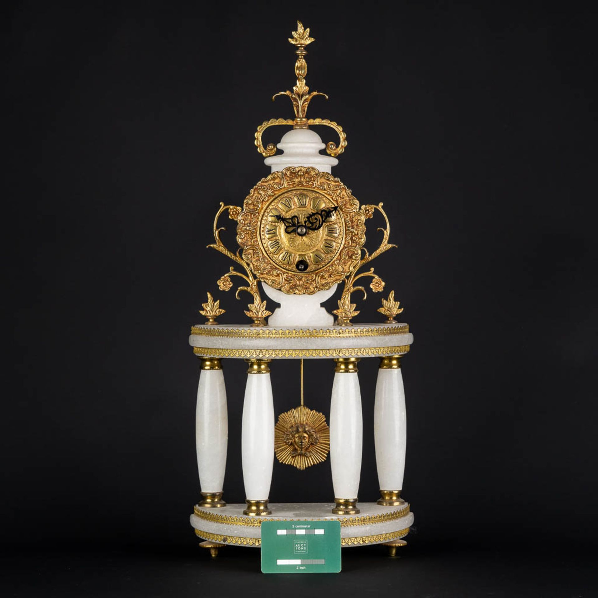 A column clock, brass and alabaster. 20th C. (L:13 x W:25 x H:60 cm) - Image 2 of 13