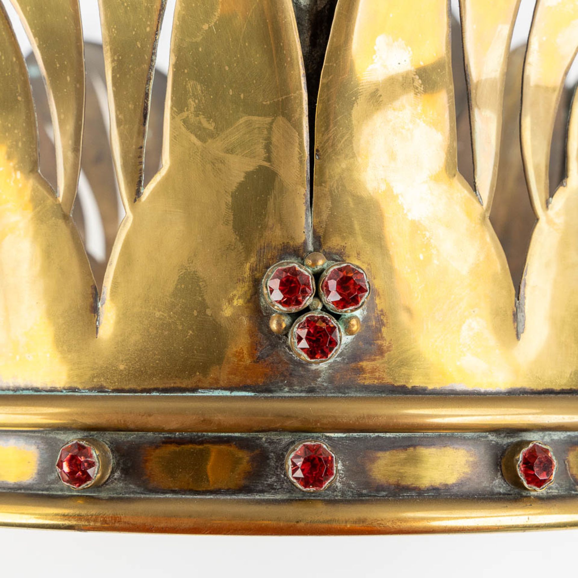 An antique and large bronze crown for a statue, decorated with cabochons. Circa 1900. (H:19 x D:40 c - Image 8 of 10