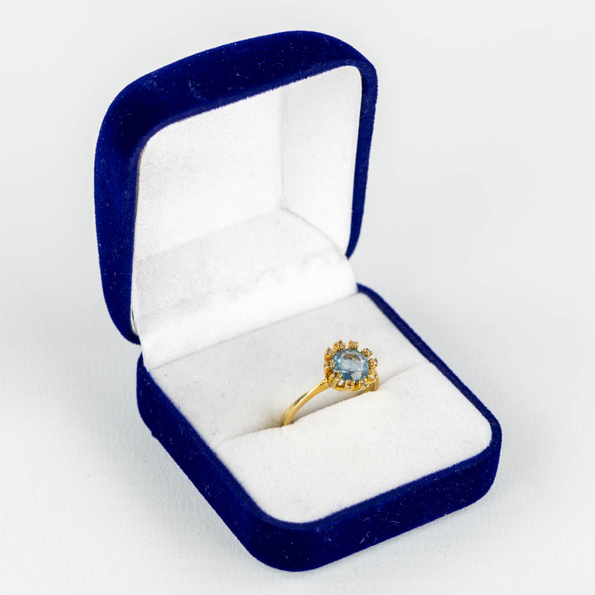 A ring, gilt silver with a cut topaaz, old cut diamonds. 2,48g. Ring size 59. - Image 3 of 9