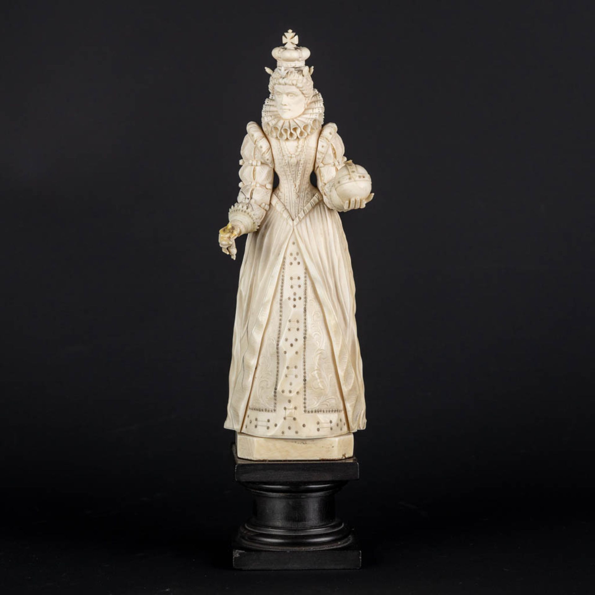 An antique ivory sculpture of Queen Elisabeth 1st, Dieppe, France, 19th C. (H:20,3 x D:6 cm) - Image 4 of 15