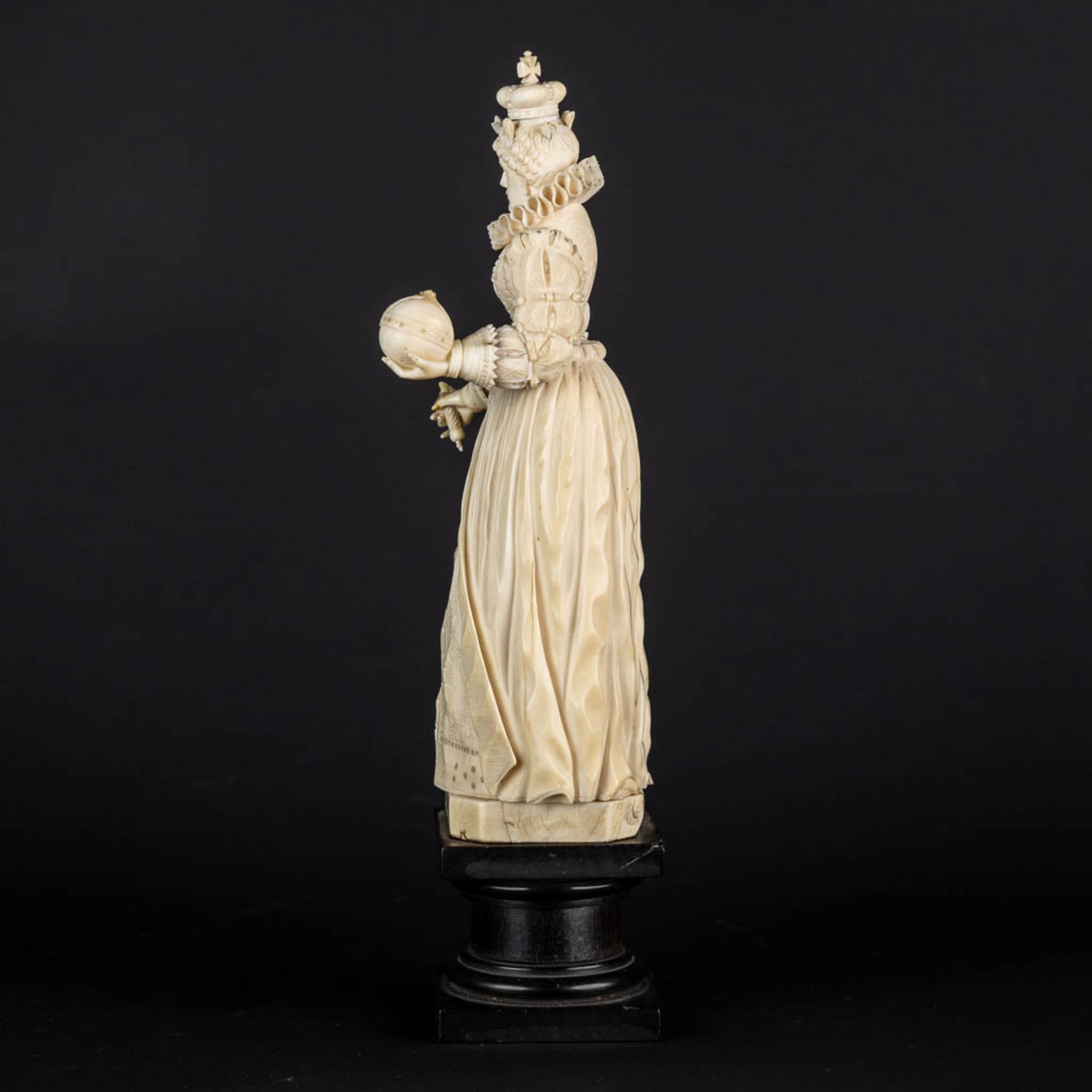 An antique ivory sculpture of Queen Elisabeth 1st, Dieppe, France, 19th C. (H:20,3 x D:6 cm) - Image 5 of 15