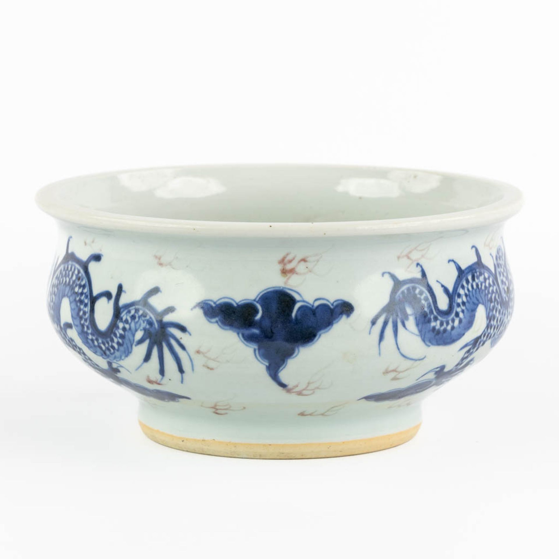 A Chinese cencer with a blue-white and red dragon decor. 19th C. (H:11 x D:21,5 cm) - Image 5 of 11