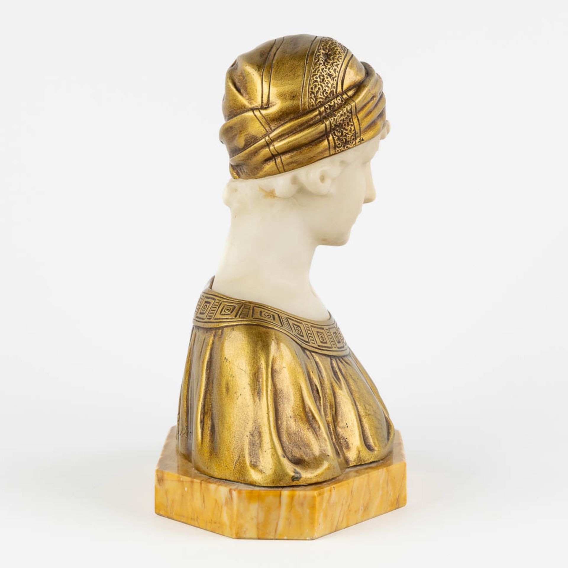 Pierre BALESTRA (XIX-XX) 'Figurine of a lady' gilt bronze and alabaster. (L:16 x W:31 x H:32 cm) - Image 6 of 10