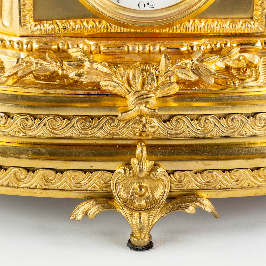 A gilt bronze mantle clock, richly decorated with putti, ram's heads and garlands in Louis XV style. - Image 12 of 16