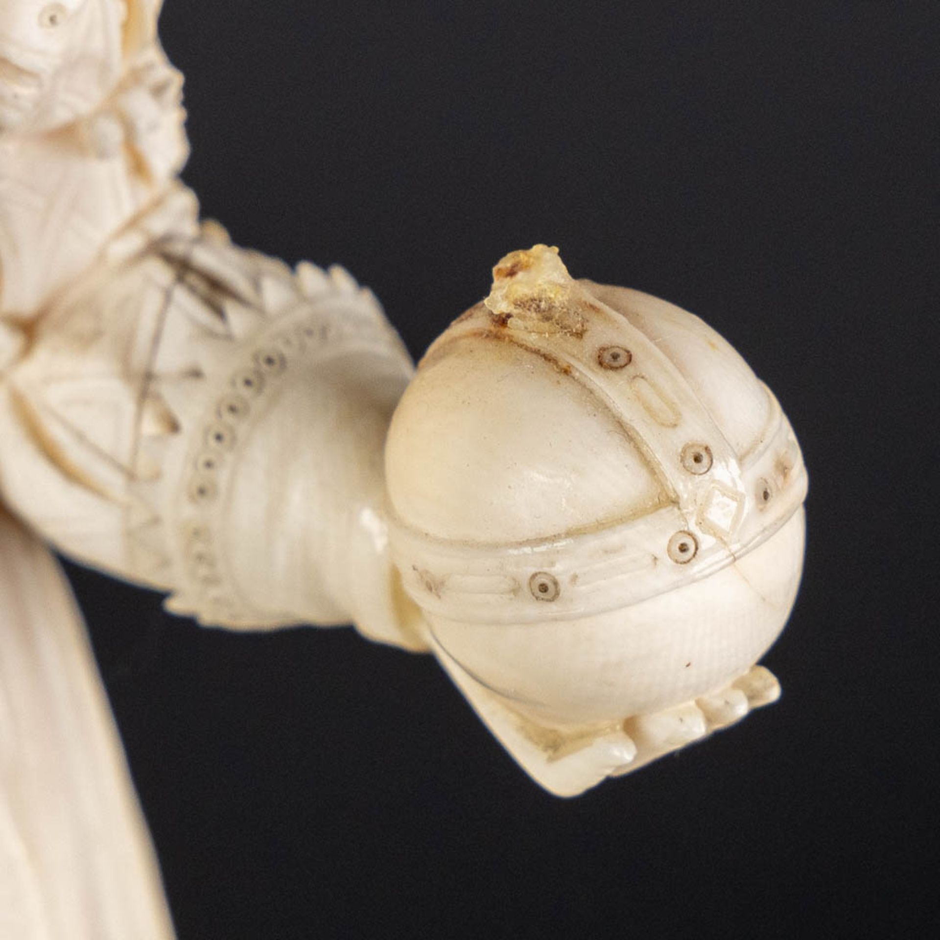 An antique ivory sculpture of Queen Elisabeth 1st, Dieppe, France, 19th C. (H:20,3 x D:6 cm) - Image 11 of 15