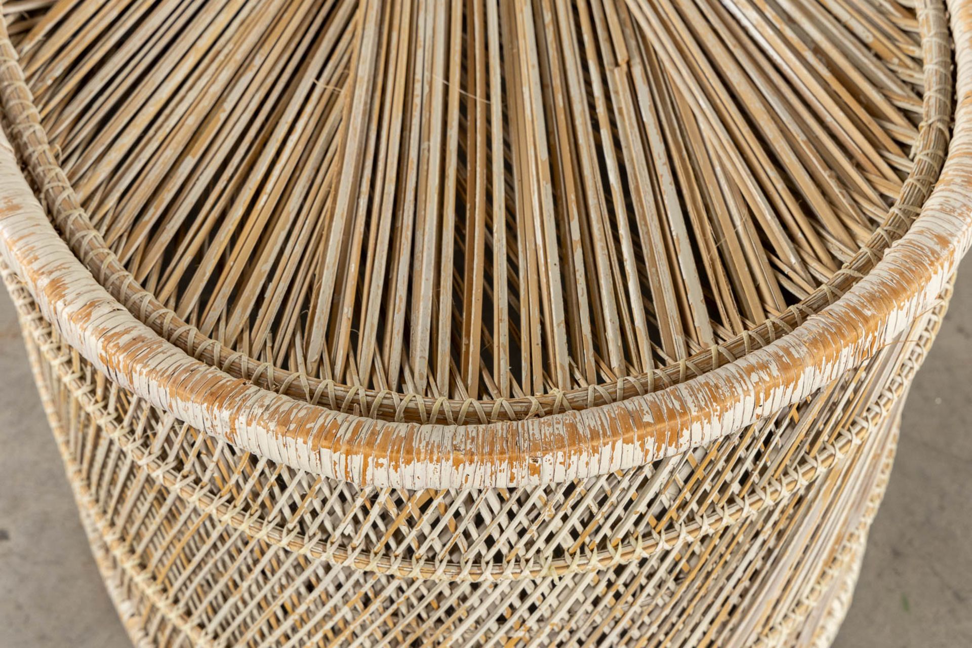 An unusual Rotan 'Chaise Longue' in the style of an Emmanuelle Peacock Chair. (L:160 x W:93 x H:103 - Image 7 of 14