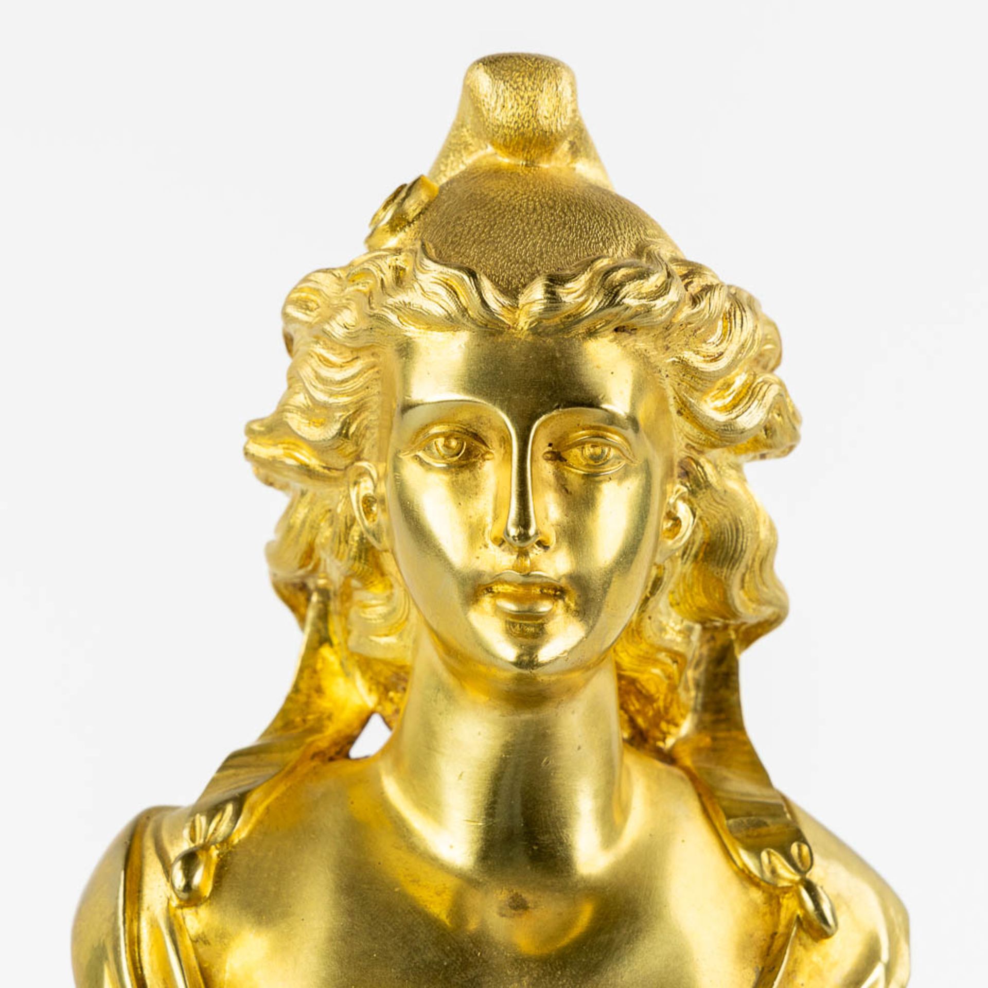 A small bust 'Marianne De France', gilt bronze. Empire period. (L:13,5 x W:13,5 x H:40 cm) - Image 8 of 9