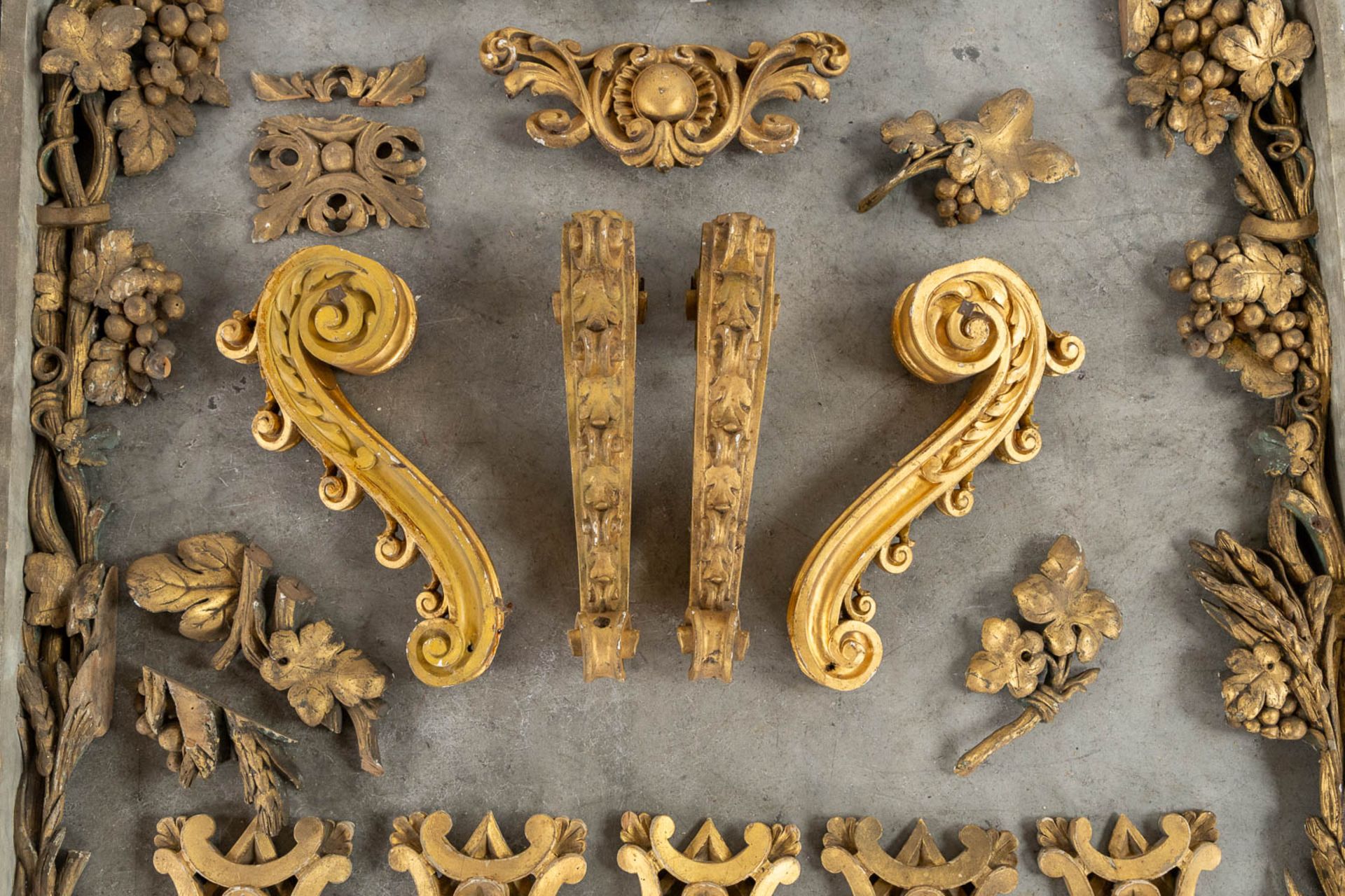 A large collection of sculptured wood parts and Architectural elements, 19th and 20th C. (L:116 cm) - Image 4 of 19