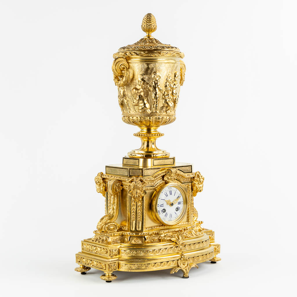 A gilt bronze mantle clock, richly decorated with putti, ram's heads and garlands in Louis XV style. - Image 4 of 16