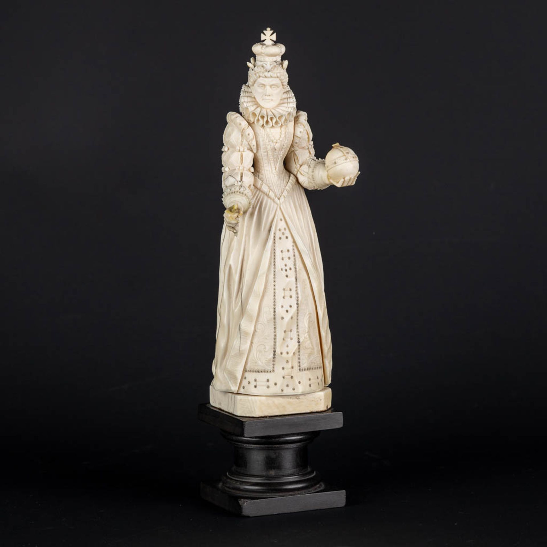 An antique ivory sculpture of Queen Elisabeth 1st, Dieppe, France, 19th C. (H:20,3 x D:6 cm) - Image 3 of 15