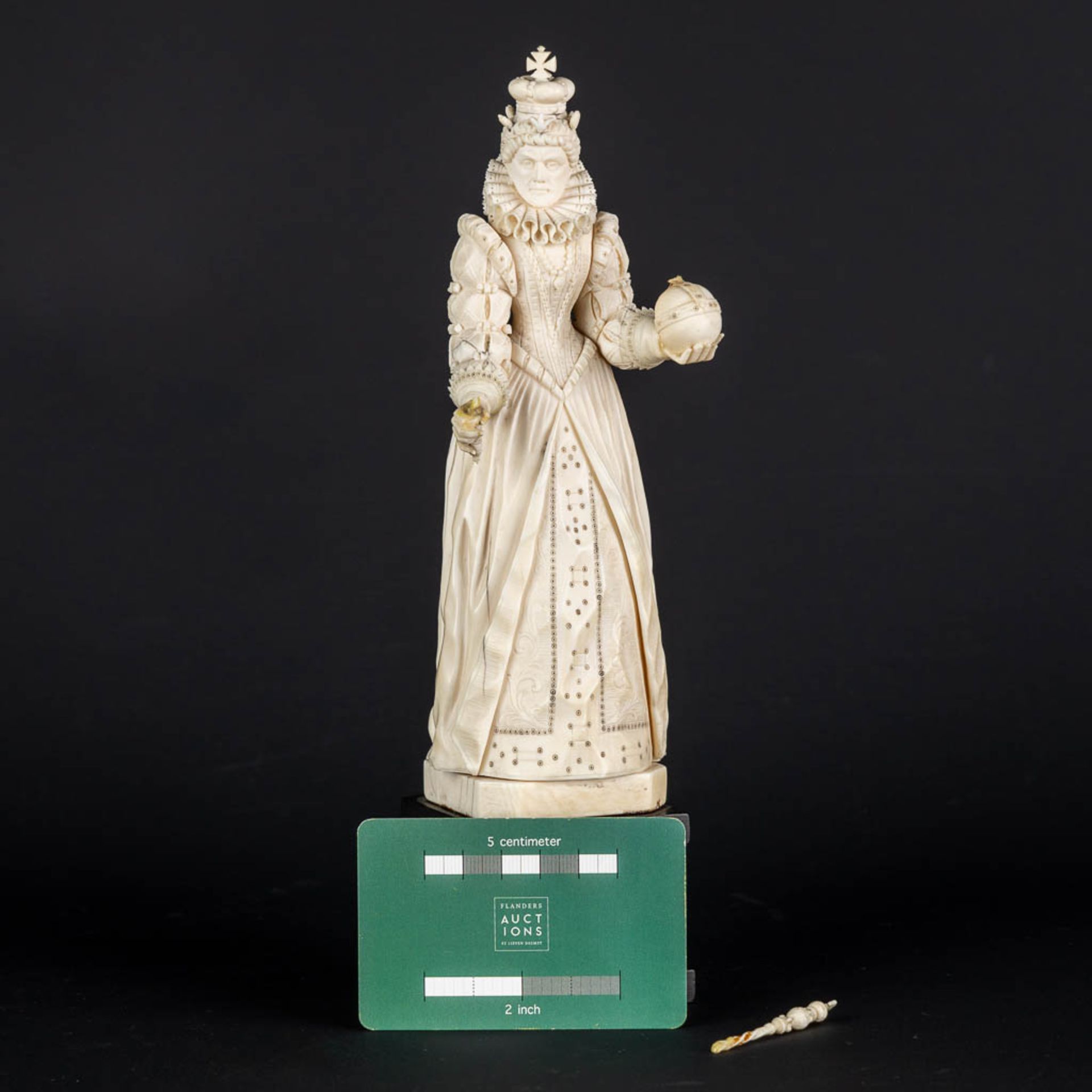 An antique ivory sculpture of Queen Elisabeth 1st, Dieppe, France, 19th C. (H:20,3 x D:6 cm) - Image 2 of 15