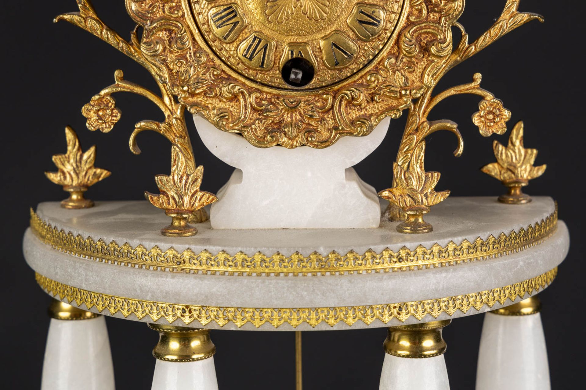 A column clock, brass and alabaster. 20th C. (L:13 x W:25 x H:60 cm) - Image 9 of 13