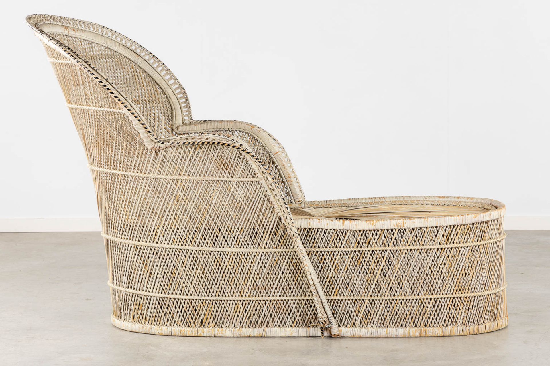 An unusual Rotan 'Chaise Longue' in the style of an Emmanuelle Peacock Chair. (L:160 x W:93 x H:103 - Image 3 of 14