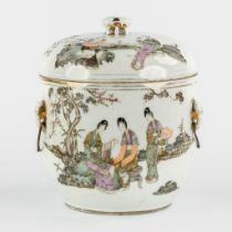 A Chinese Famille Rose storage pot decorated with ladies. 19th/20th C. (H:20 x D:16 cm)