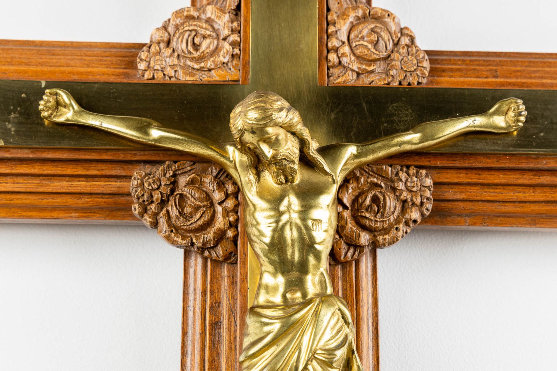 A crucifix with small holy water font, bronze mounted on wood. (W:41 x H:60 cm) - Image 6 of 9