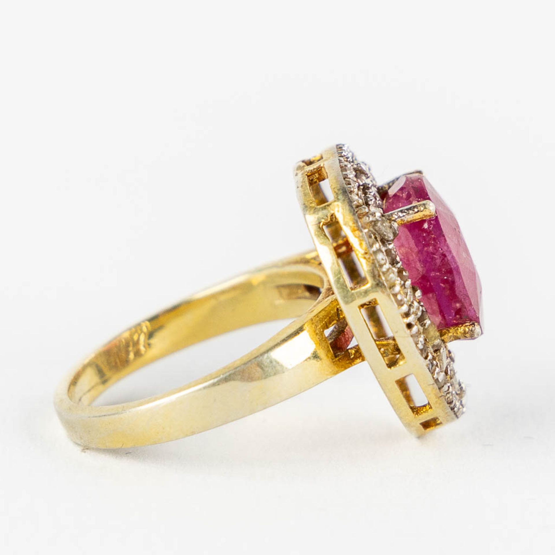 A ring, gilt silver with a facetted sapphire, old cut diamonds. 6,34g. Ring size 56. - Image 9 of 9