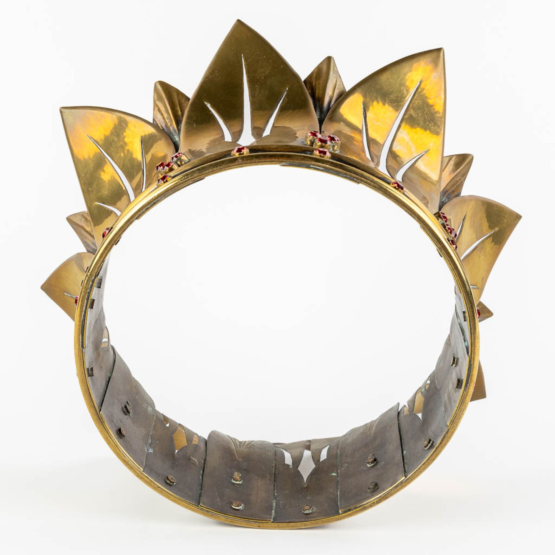 An antique and large bronze crown for a statue, decorated with cabochons. Circa 1900. (H:19 x D:40 c - Image 7 of 10