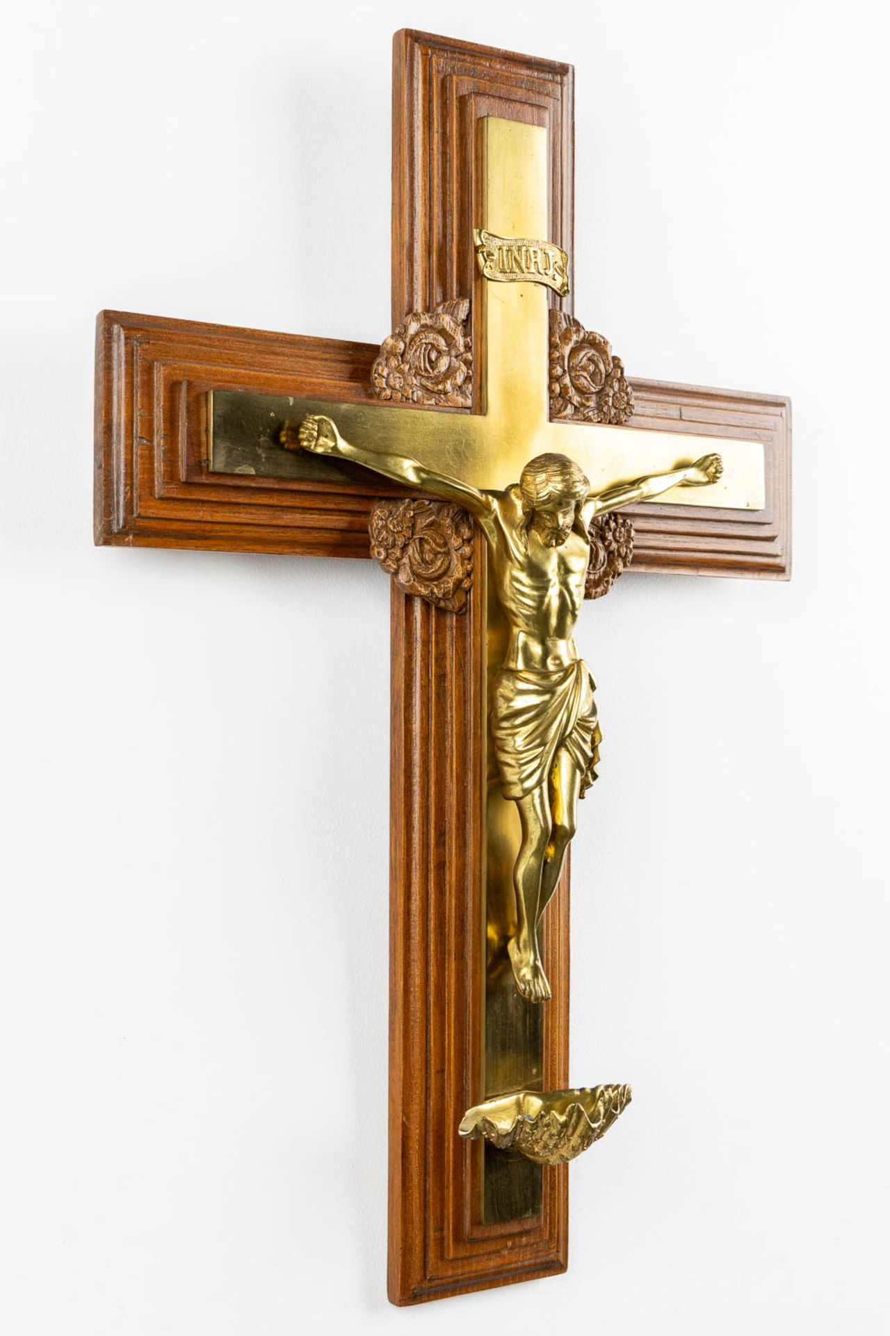 A crucifix with small holy water font, bronze mounted on wood. (W:41 x H:60 cm) - Image 4 of 9