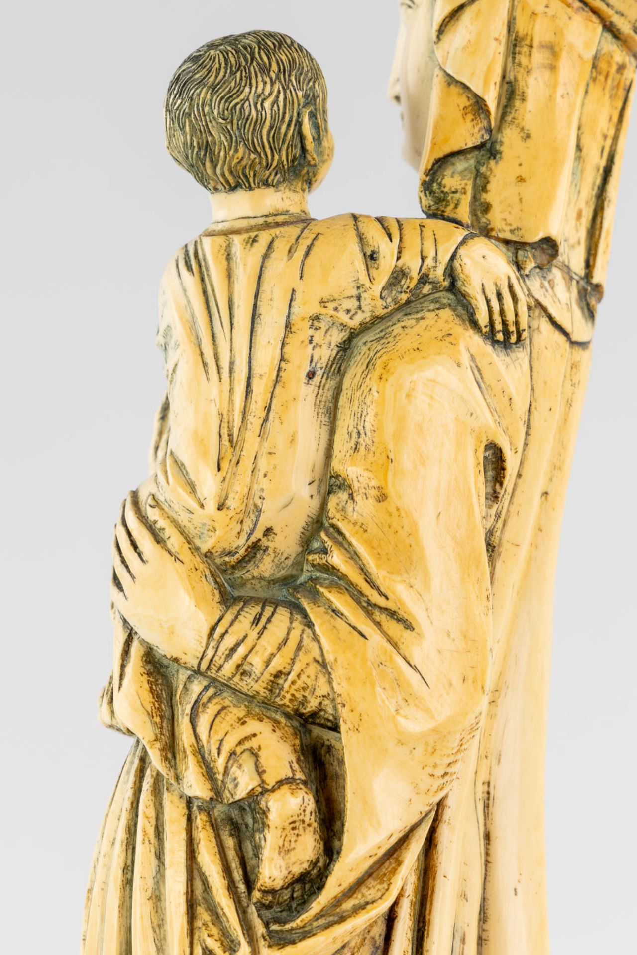 An antique sculpture of Madonna with a Child, Ivory, France. 19th C. (L:10,5 x W:14 x H:59 cm) - Image 10 of 11