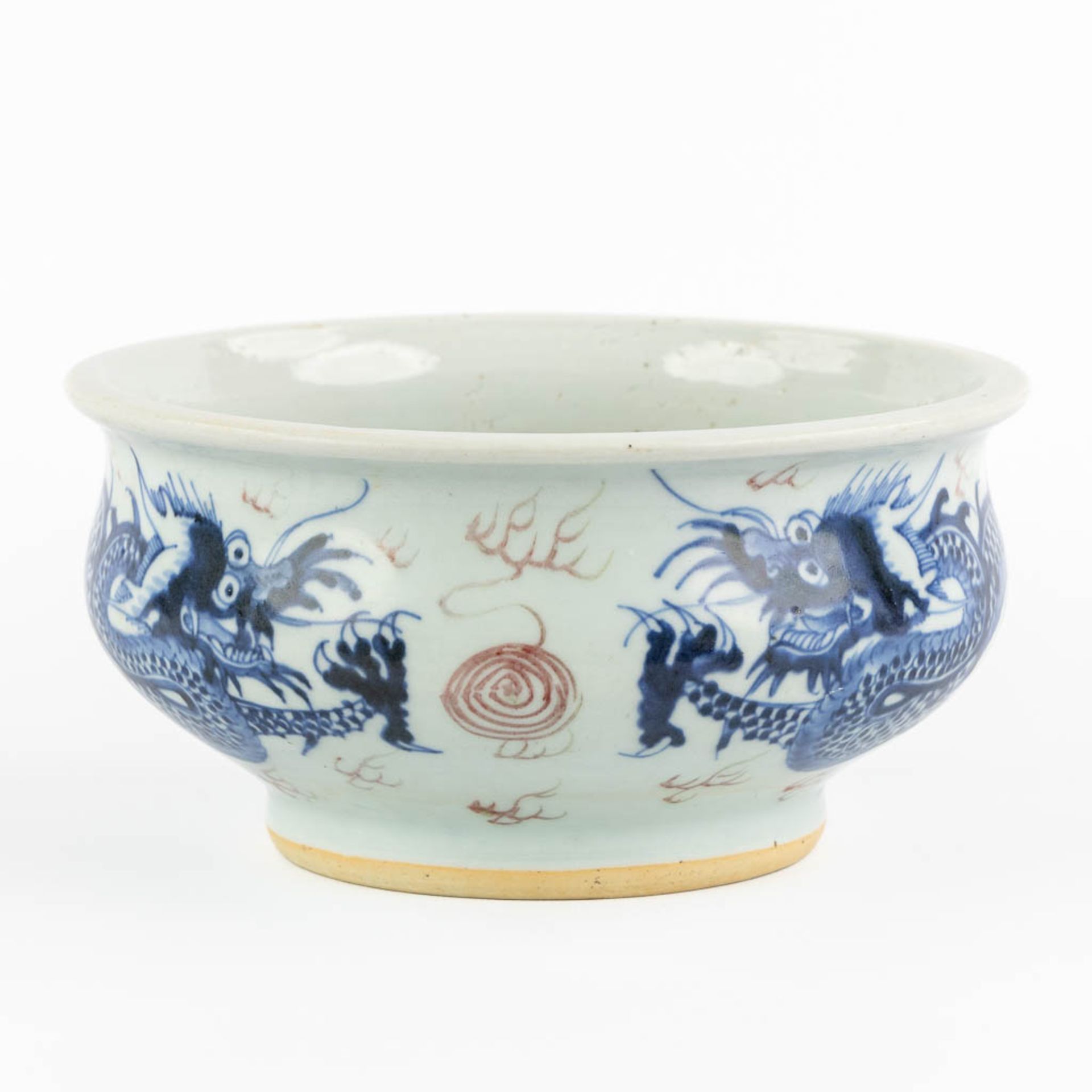 A Chinese cencer with a blue-white and red dragon decor. 19th C. (H:11 x D:21,5 cm) - Image 3 of 11