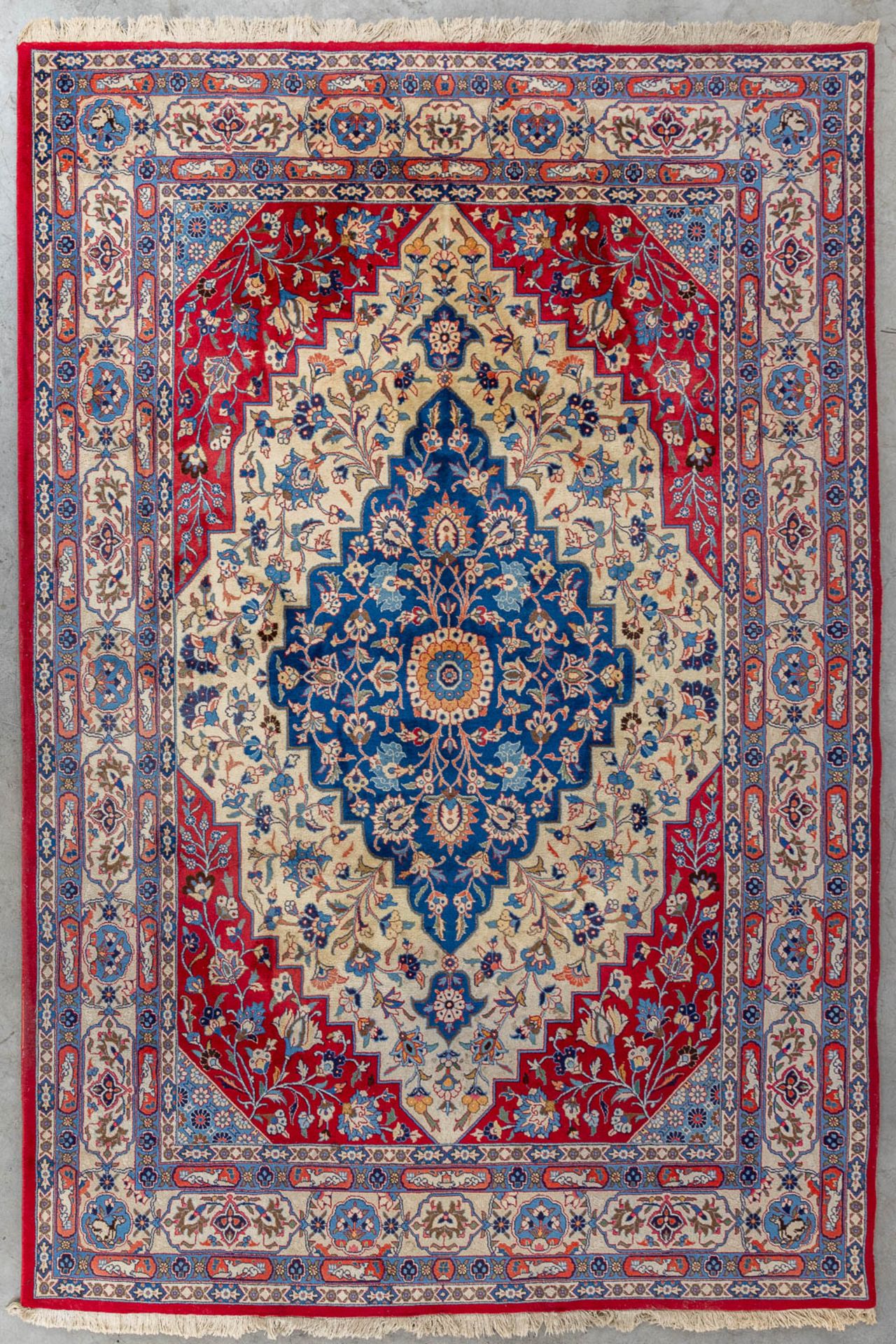 An Oriental hand-made carpet, Varamin. (L:28 x W:203 cm)