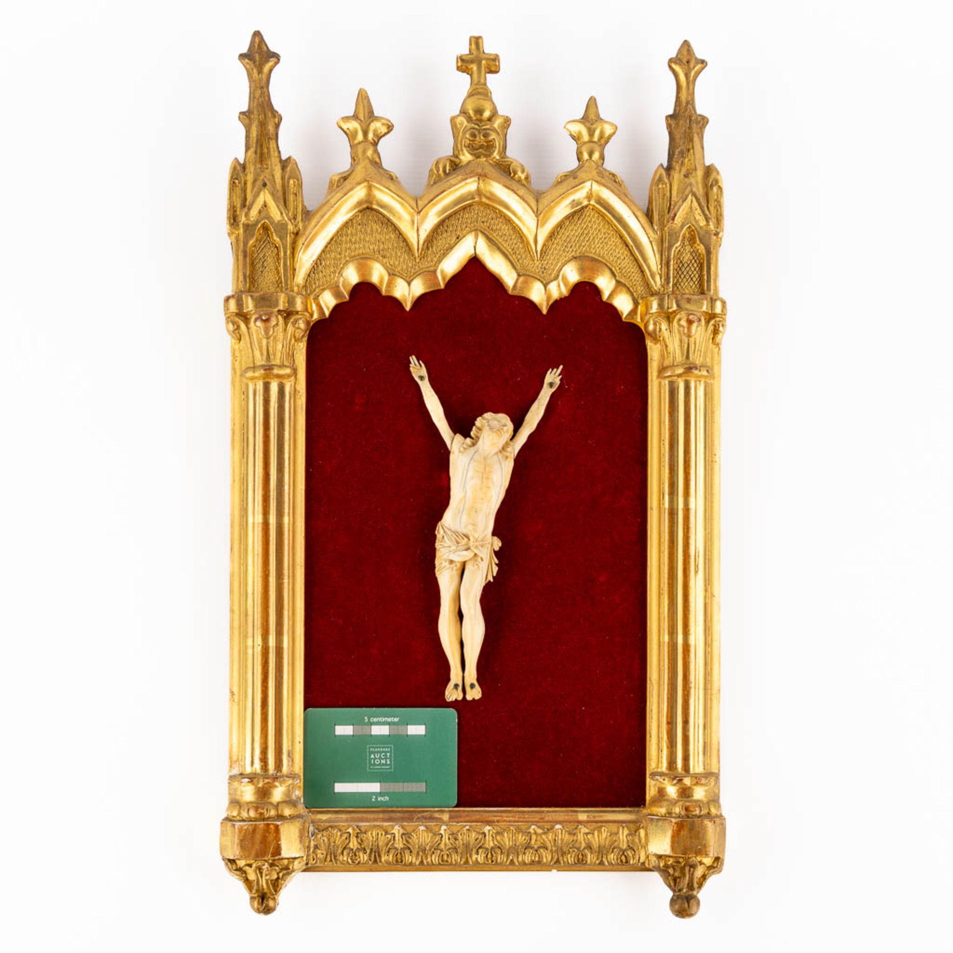 An antique 'Corpus Christi', ivory, mounted in a gilt wood frame, 19th C. (L:2 x W:8,5 x H:19 cm) - Image 2 of 10