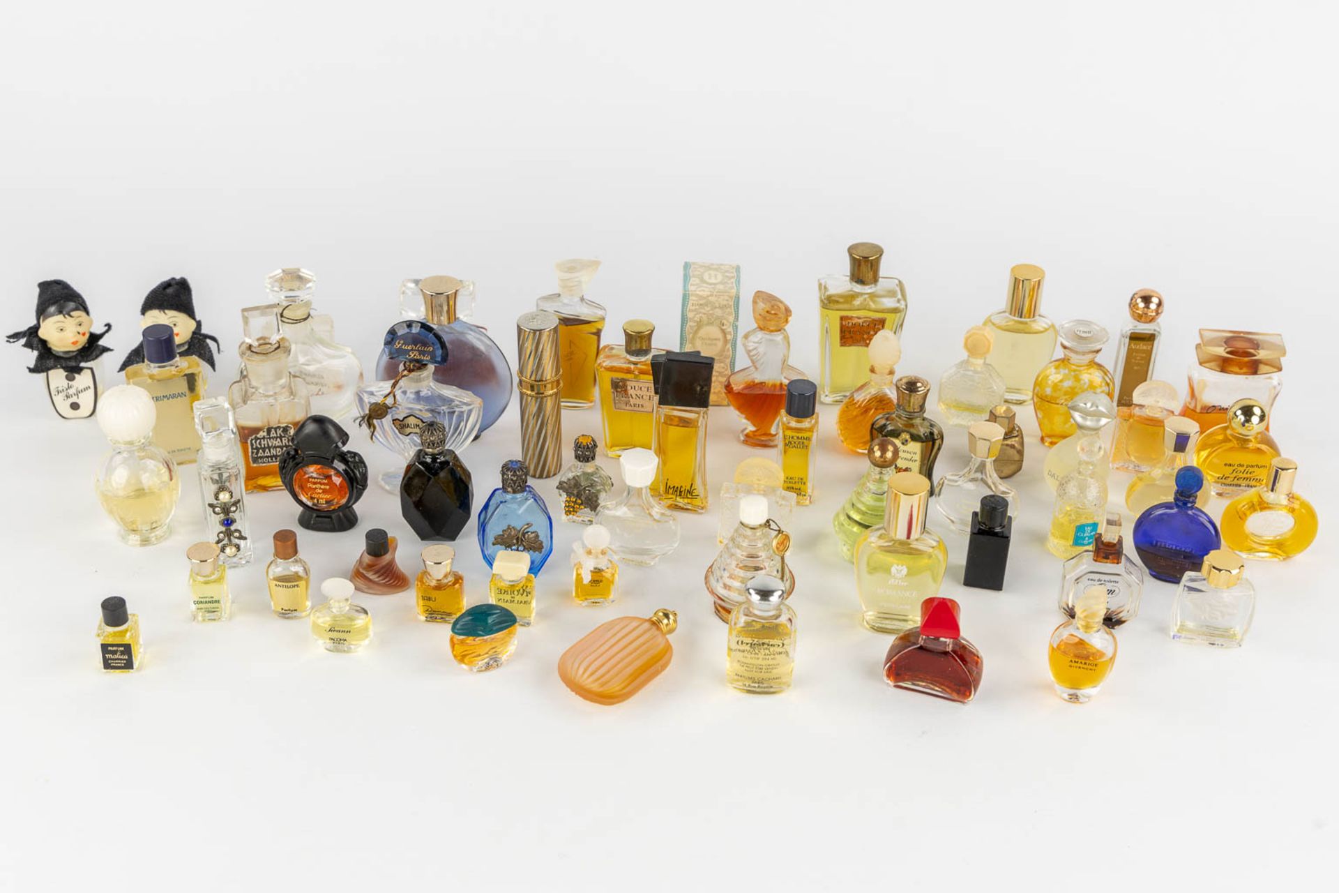 A large collection of perfume, vanity and powder boxes. Circa 1920-1940. (L:32 x W:35 x H:13 cm) - Image 8 of 13