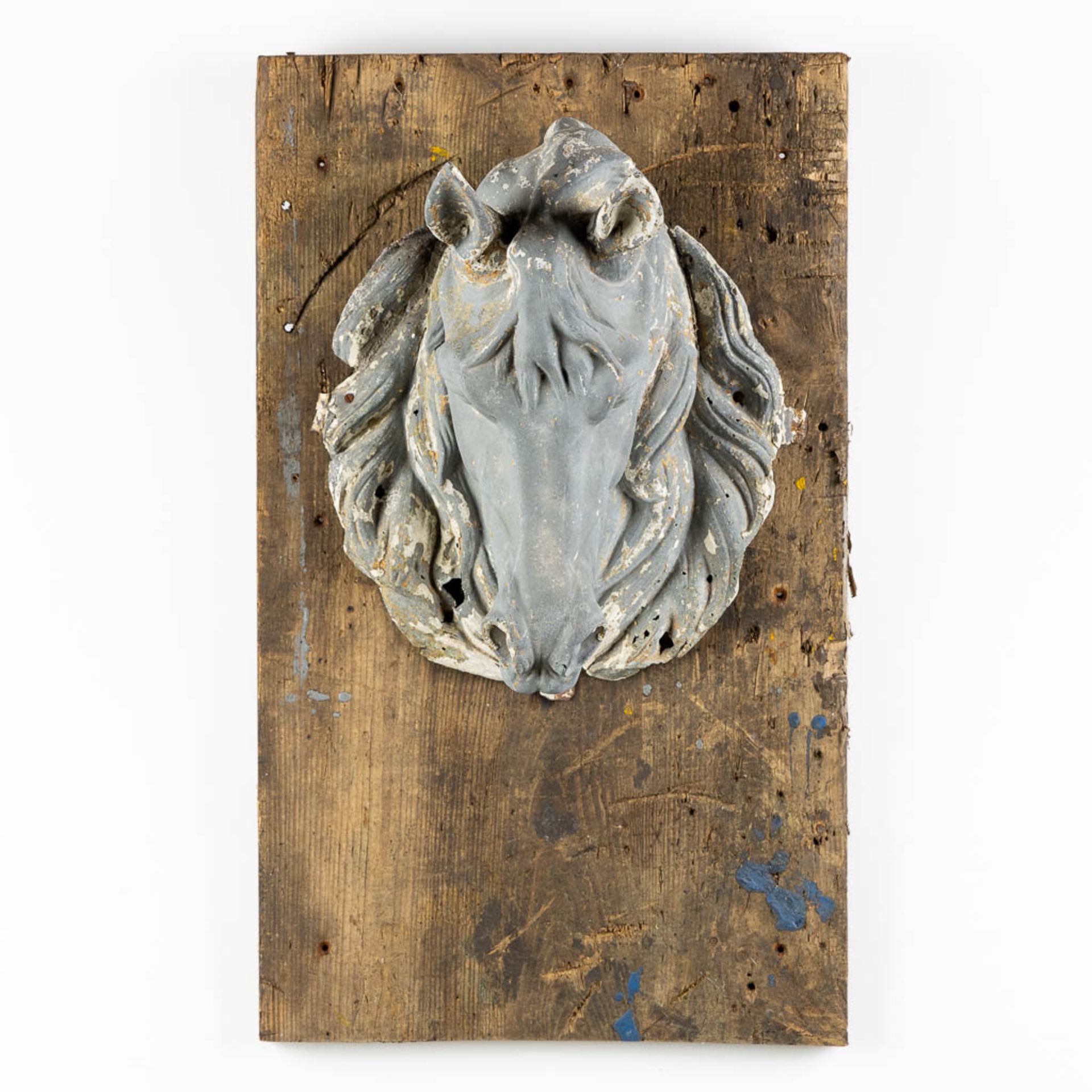 An antique zinc Horse Head, mounted on a wood board. Circa 1920. (L:40 x W:39 x H:44 cm) - Image 3 of 13