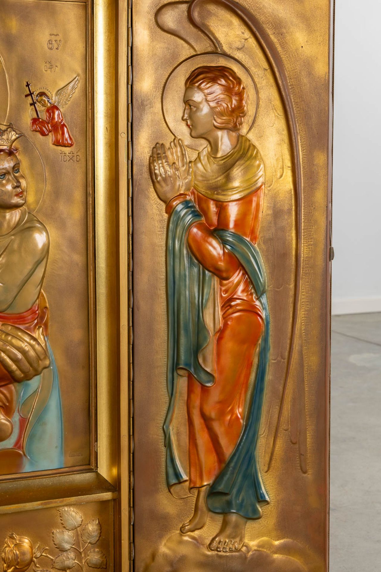 A large triptych, wood and repousse copper, patinated with images of Madonna with Child and Angels. - Image 8 of 14