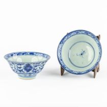 A pair of Chinese blue-white celadon bowls with a floral decor. 19th/20th C. (H:6,5 x D:14,5 cm)