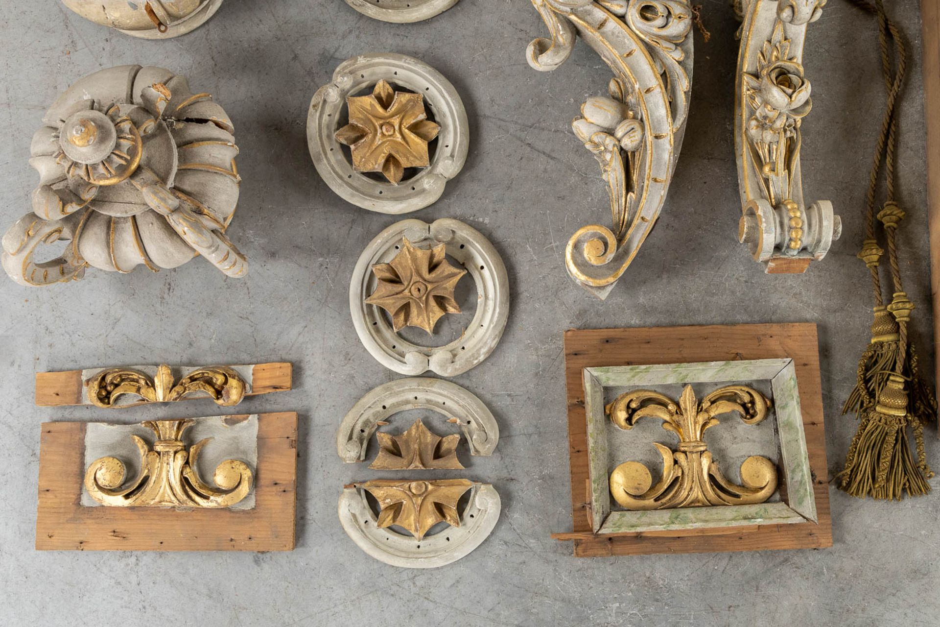 A large collection of sculptured wood parts and Architectural elements, 19th and 20th C. (L:116 cm) - Image 8 of 19