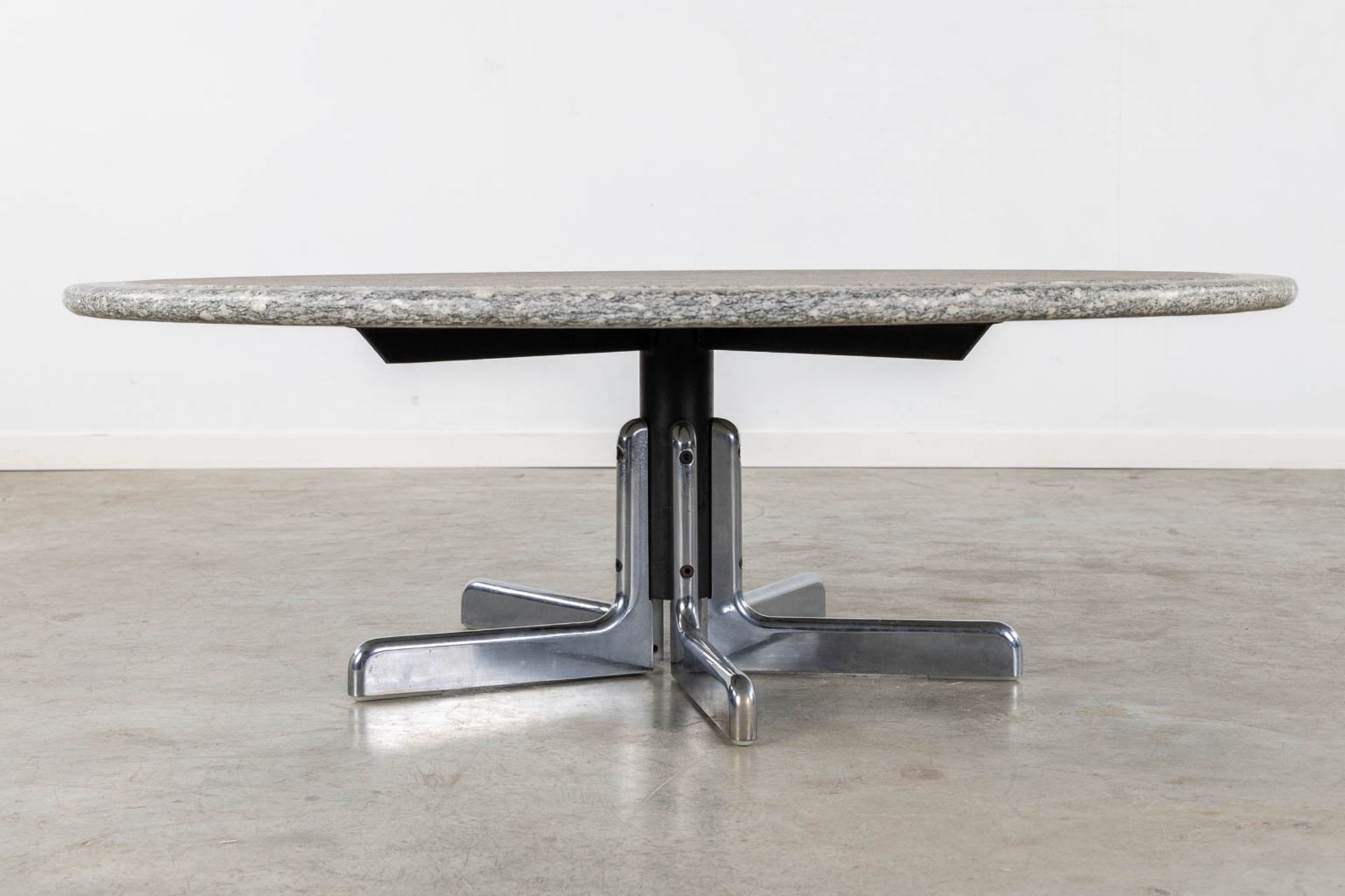 Titina AMMANATI &amp; Giampiero VITELLI (XX) 'Coffee table' granite on metal. (H:40 x D:120 cm) - Image 3 of 8