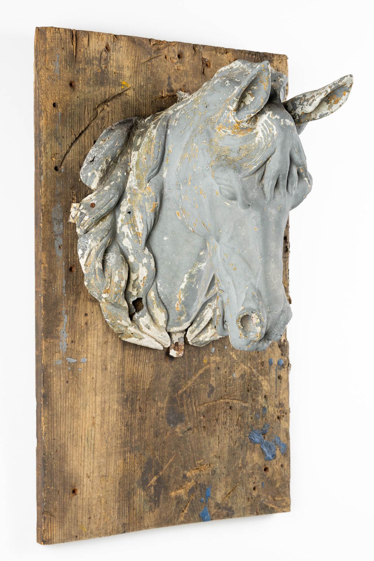 An antique zinc Horse Head, mounted on a wood board. Circa 1920. (L:40 x W:39 x H:44 cm) - Image 5 of 13