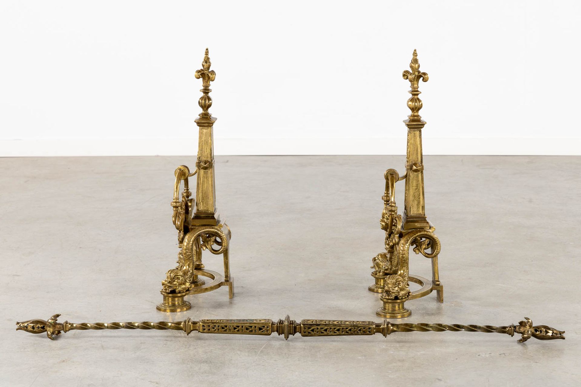 A pair of fireplace bucks and a firescreen, bronze in Louis XVI style. 20th C. (L:27 x W:64 x H:84 c - Image 5 of 20