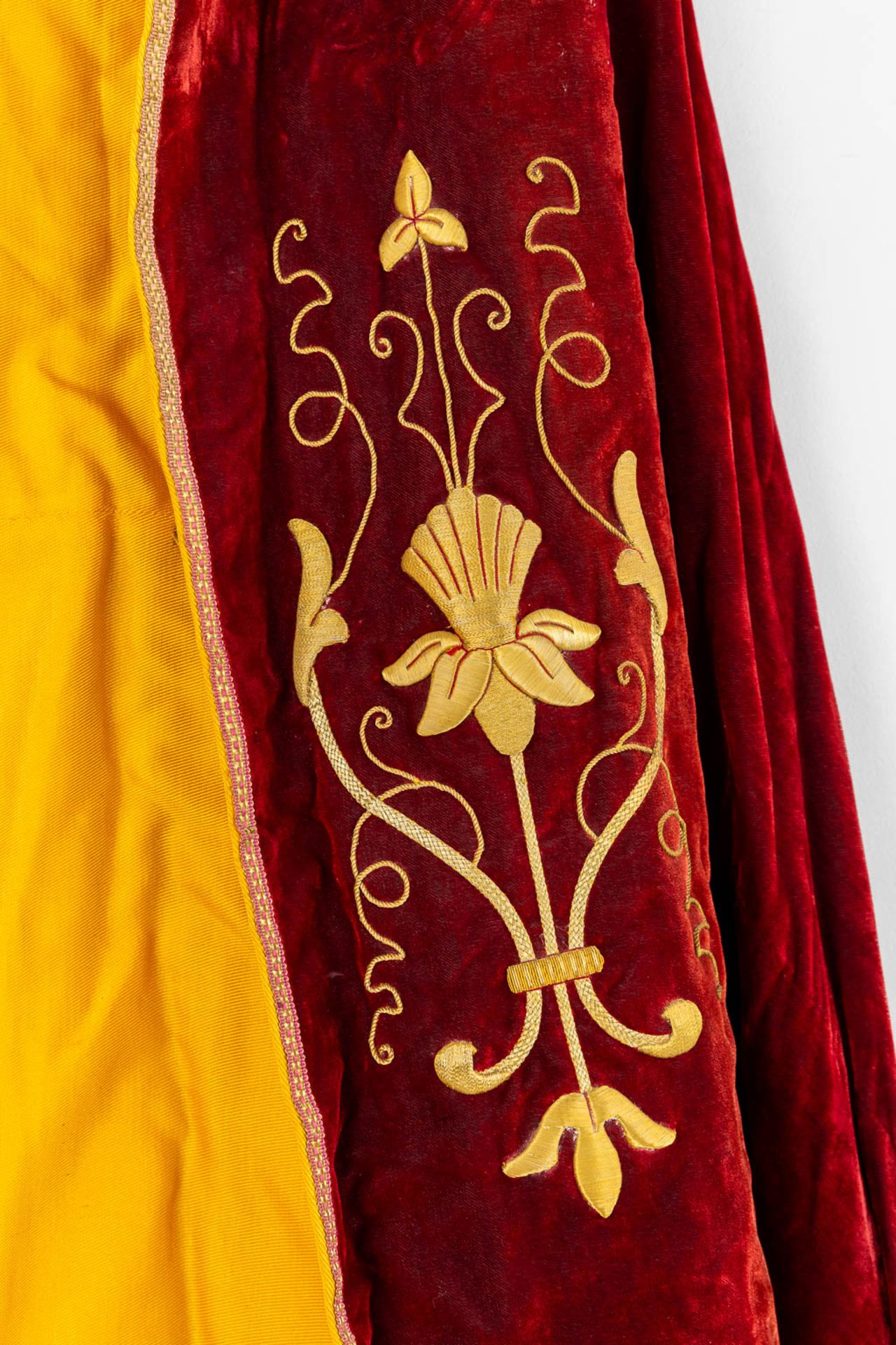 A cope, red velours decorated with a thick gold thread embroidered IHS logo.  - Bild 15 aus 18