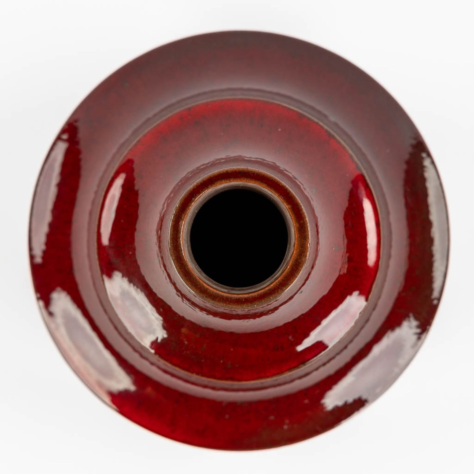 Elisabeth VANDEWEGHE (1946) 'Vase' red glazed ceramics for Perignem. (H:16 x D:14 cm) - Image 10 of 11