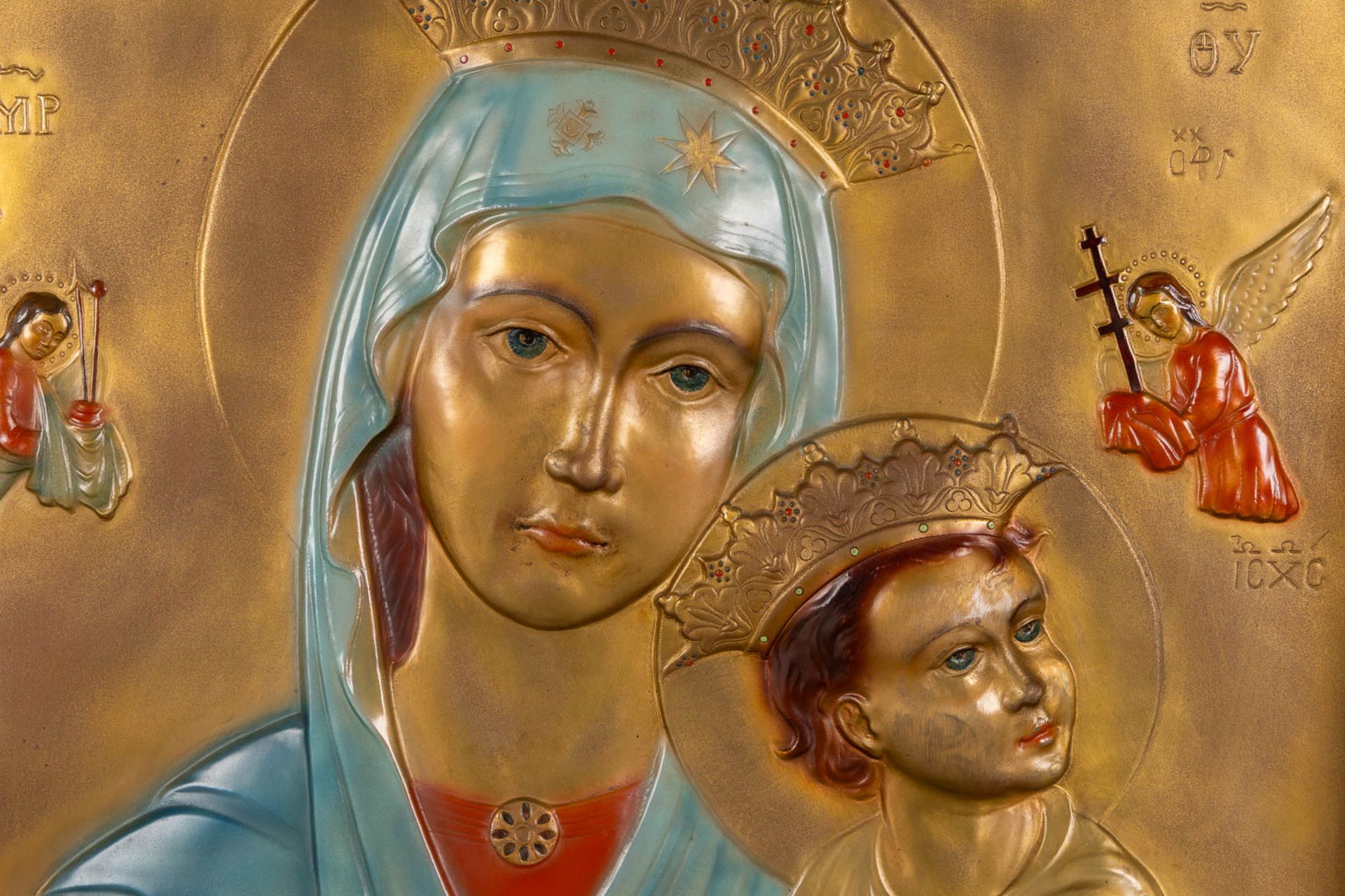 A large triptych, wood and repousse copper, patinated with images of Madonna with Child and Angels. - Image 7 of 14